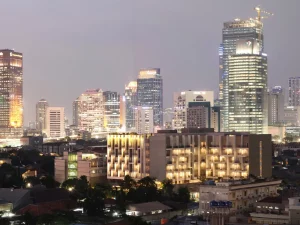Gedung perkantoran bertingkat di kawasan bisnis Jalan Jenderal Sudirman, Jakarta, pada malam hari