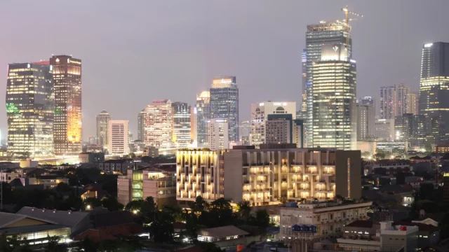 Gedung perkantoran bertingkat di kawasan bisnis Jalan Jenderal Sudirman, Jakarta, pada malam hari