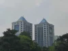 Dua menara Gedung Kementerian Keuangan di Lapangan Banteng Jakarta terlihat di balik pepohonan