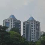 Dua menara Gedung Kementerian Keuangan di Lapangan Banteng Jakarta terlihat di balik pepohonan