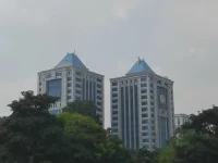 Dua menara Gedung Kementerian Keuangan di Lapangan Banteng Jakarta terlihat di balik pepohonan
