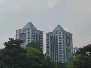 Dua menara Gedung Kementerian Keuangan di Lapangan Banteng Jakarta terlihat di balik pepohonan