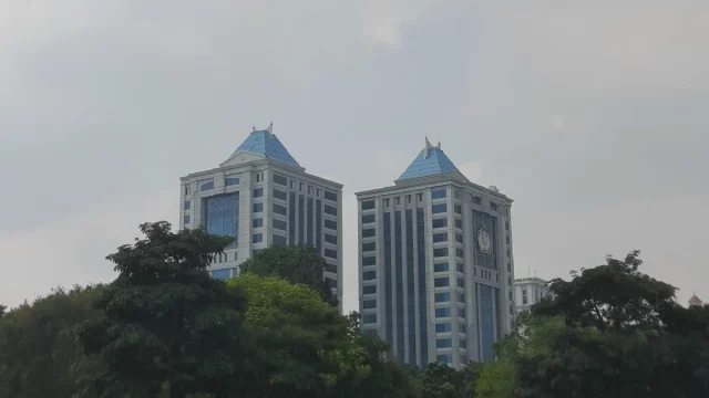 Dua menara Gedung Kementerian Keuangan di Lapangan Banteng Jakarta terlihat di balik pepohonan