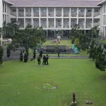 Halaman rumput dan Gedung Pusat Universitas Gadjah Mada
