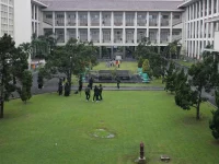 Halaman rumput dan Gedung Pusat Universitas Gadjah Mada