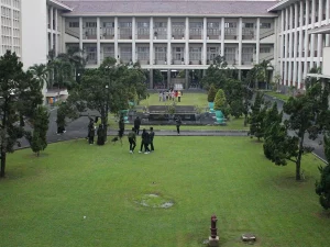 Halaman rumput dan Gedung Pusat Universitas Gadjah Mada