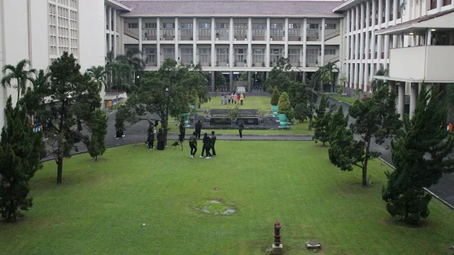 Halaman rumput dan Gedung Pusat Universitas Gadjah Mada