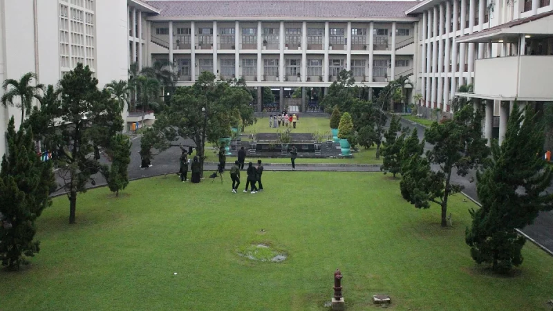 Halaman rumput dan Gedung Pusat Universitas Gadjah Mada