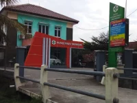 Gedung dan papan nama Puskesmas Sruweng, Kabupaten Kebumen, Jawa Tengah