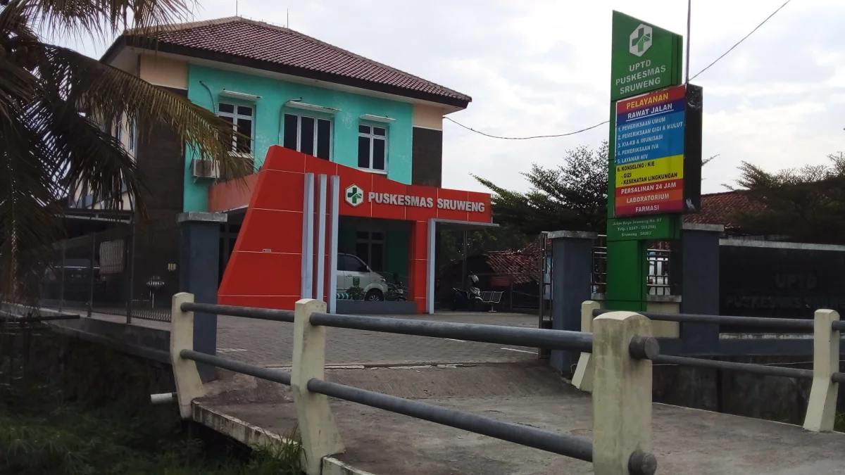 Gedung dan papan nama Puskesmas Sruweng, Kabupaten Kebumen, Jawa Tengah