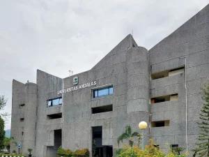 Gedung Rektorat Universitas Andalas di Kampus Limau Manis, Padang