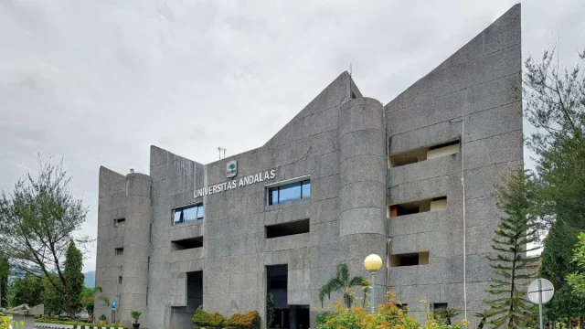 Gedung Rektorat Universitas Andalas di Kampus Limau Manis, Padang