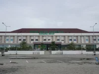Fasad RSUD Datu Sanggul, Kabupaten Tapin, Kalimantan Selatan, dengan halaman parkir kosong