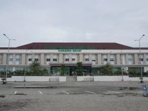 Fasad RSUD Datu Sanggul, Kabupaten Tapin, Kalimantan Selatan, dengan halaman parkir kosong