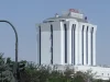 Gedung rumah sakit bertingkat putih bertulisan Medical Park di Gaziantep, Turki