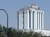 Gedung rumah sakit bertingkat putih bertulisan Medical Park di Gaziantep, Turki