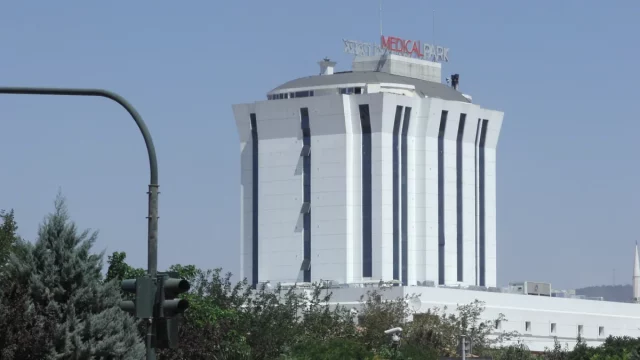Gedung rumah sakit bertingkat putih bertulisan Medical Park di Gaziantep, Turki