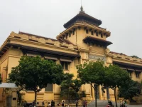 Fasad gedung kuning Universitas Kedokteran Hanoi, Vietnam, bekas Indochina Medical College