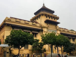 Fasad gedung kuning Universitas Kedokteran Hanoi, Vietnam, bekas Indochina Medical College