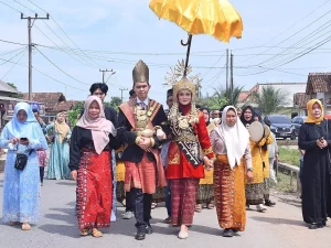 Ilustrasi arak-arakan pengantin pada tayuhan, perhelatan adat masyarakat Lampung Pesisir