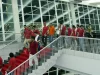 Suporter menuruni tangga interior Stadion Utama Gelora Bung Karno