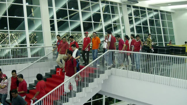 Suporter menuruni tangga interior Stadion Utama Gelora Bung Karno