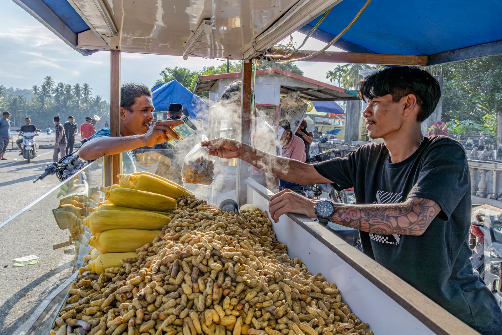 Ilustrasi penjaja kaki lima melayani pembeli di gerobak jagung dan kacang rebus.