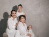 Ilustrasi potret keluarga tiga generasi berfoto bersama seorang bayi.