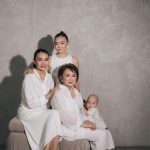 Ilustrasi potret keluarga tiga generasi berfoto bersama seorang bayi.