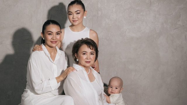 Ilustrasi potret keluarga tiga generasi berfoto bersama seorang bayi.