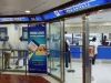 Pelanggan di loket gerai pengiriman uang di pusat belanja World-Wide Plaza, Hong Kong