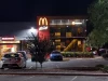 Gerai McDonald's dengan papan McCafe menyala pada malam hari di Karawara, Perth, Australia