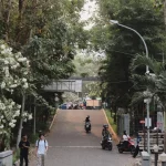 Pejalan kaki dan pengendara di jalan Kampus UGM