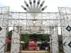 Gerbang berornamen belah ketupat putih dan hitam menuju lokasi Festival Budaya Dayak Deah 2025