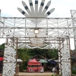 Gerbang berornamen belah ketupat putih dan hitam menuju lokasi Festival Budaya Dayak Deah 2025