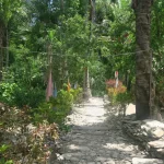 Jalan setapak berbatu menuju rumah raja di Boti, Timor Tengah Selatan