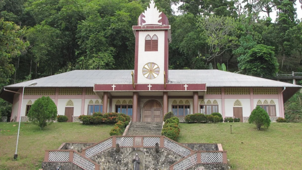 Gereja berdinding putih dengan menara lonceng dan tangga batu di Gunungsitoli, Nias