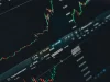 Grafik pergerakan harga saham di layar