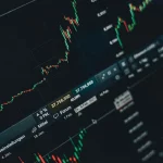 Grafik pergerakan harga saham di layar