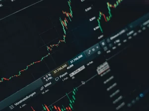 Grafik pergerakan harga saham di layar