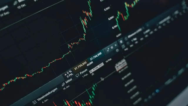 Grafik pergerakan harga saham di layar