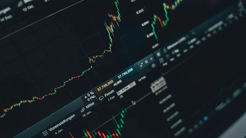Grafik pergerakan harga saham di layar