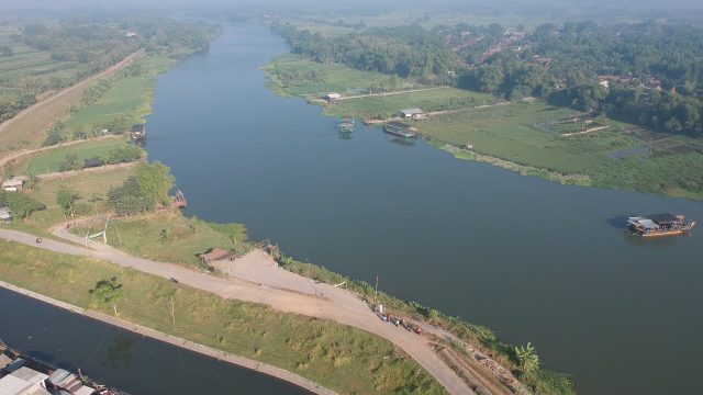 Sungai Brantas yang membatasi Kecamatan Jatikalen, Nganjuk, dan Megaluh, Jombang, Jawa Timur.