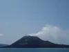 Gunung Anak Krakatau terlihat dari laut dengan asap putih di puncaknya