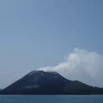 Gunung Anak Krakatau terlihat dari laut dengan asap putih di puncaknya