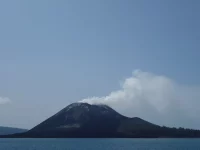 Gunung Anak Krakatau terlihat dari laut dengan asap putih di puncaknya