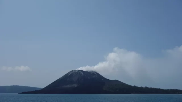 Gunung Anak Krakatau terlihat dari laut dengan asap putih di puncaknya