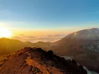 Gunung Ile Ape di Lembata dipotret dari punggung bukit saat matahari terbit