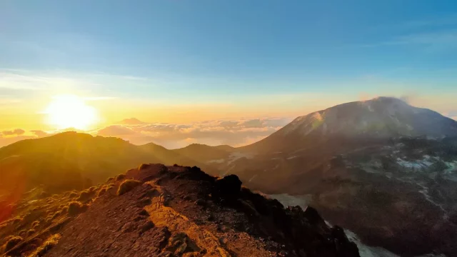 Gunung Ile Ape di Lembata dipotret dari punggung bukit saat matahari terbit