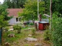 Halaman bermain alami prasekolah Kvarnen di Brastad, Swedia, dengan batu besar dan rumah-rumahan